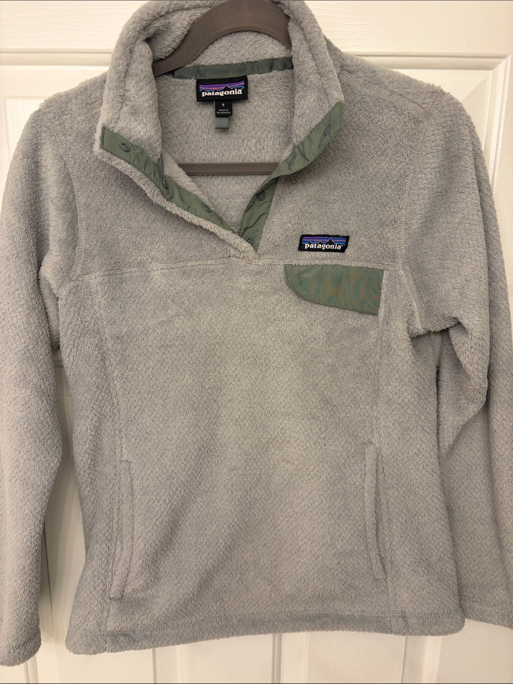 Patagonia Women’s Light Gray Fleece Pullover with Olive Trim